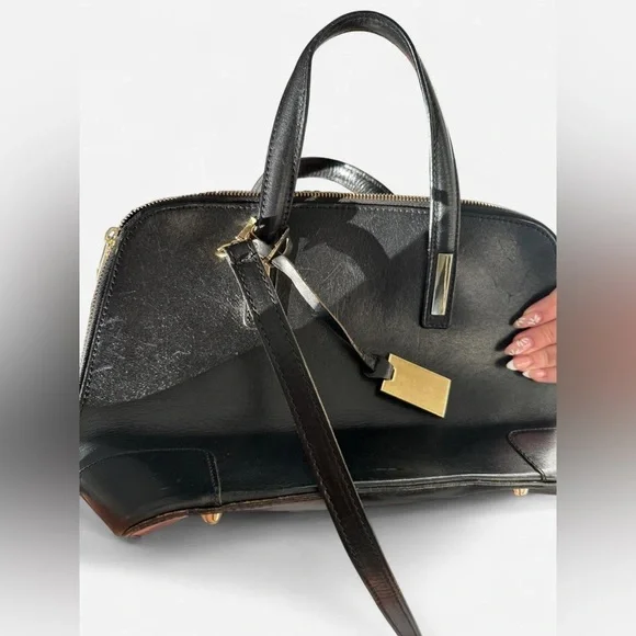 Vera Pelle Black 100% leather cross body bag with gold hardware and zip closure - Picture 7 of 8